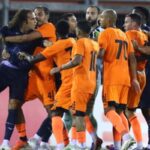 Uno dei momenti della rissa nel primo tempo in Lazio Atromitos