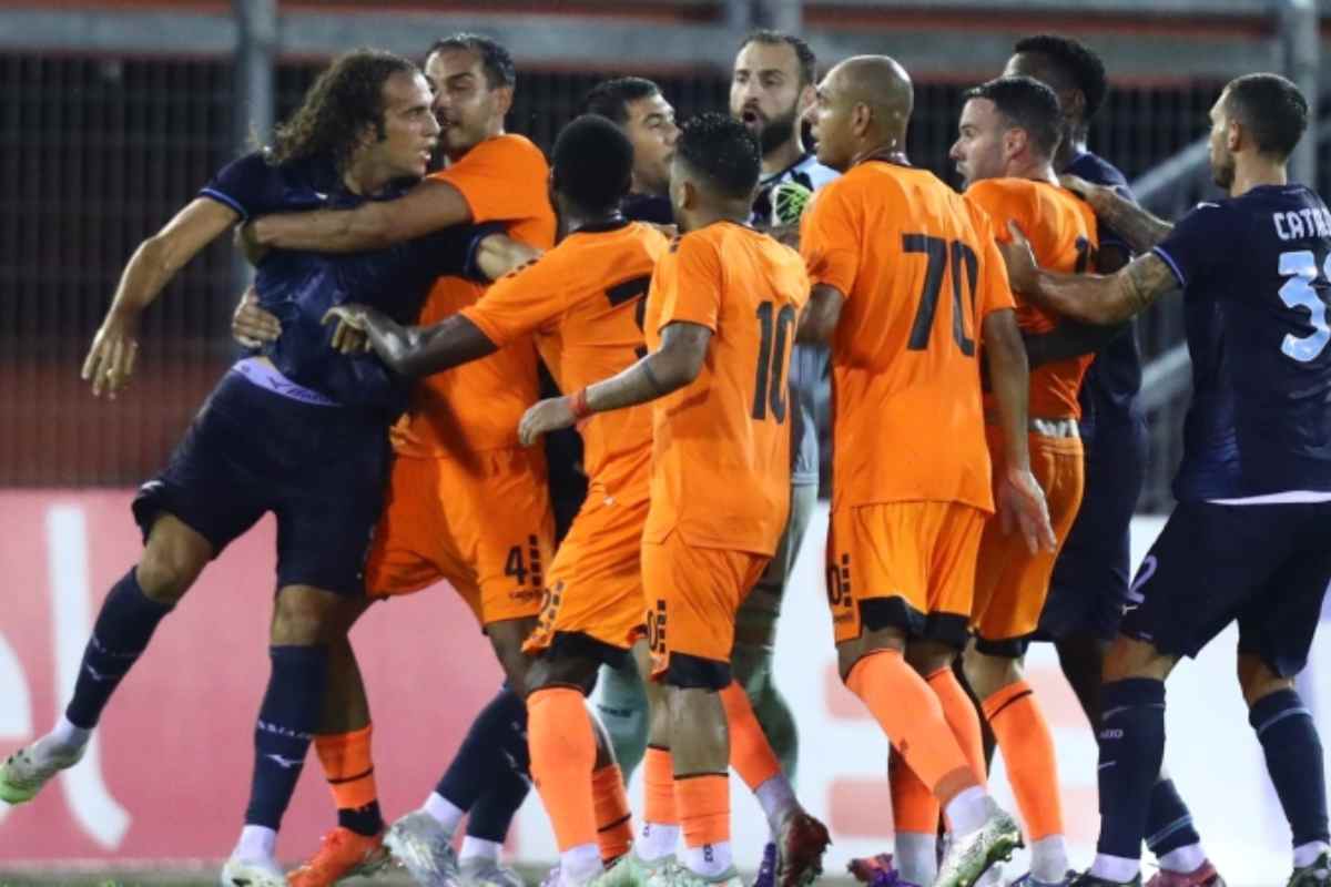 Uno dei momenti della rissa nel primo tempo in Lazio Atromitos