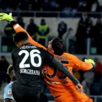 Il portiere della Lazio Mandas durante una parata difficile