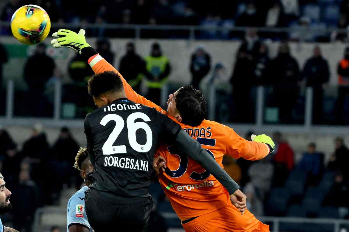 Il portiere della Lazio Mandas durante una parata difficile