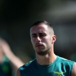 Adam Marusic in allenamento mentre ascolta Sarri