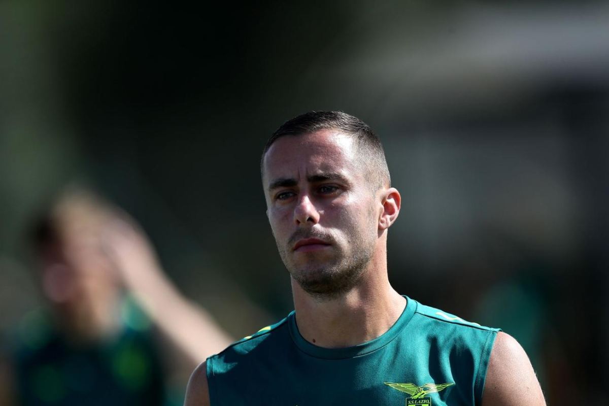 Adam Marusic in allenamento mentre ascolta Sarri