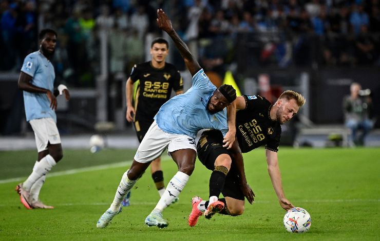 Nuno Tavares durante un contrasto vincente