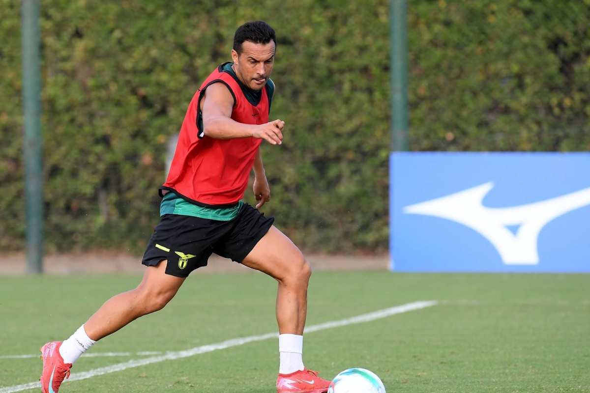 Pedro mentre delizia i compagni in allenamento a Formello