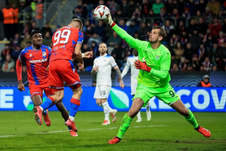 Ivan Provedel nel momento di una parata importante in Europa League