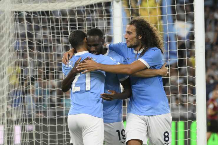 Guendouzi e Belahyane abbracciano Dia dopo un go