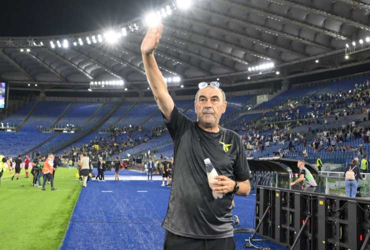 Maurizio Sarri saluta la gente laziale