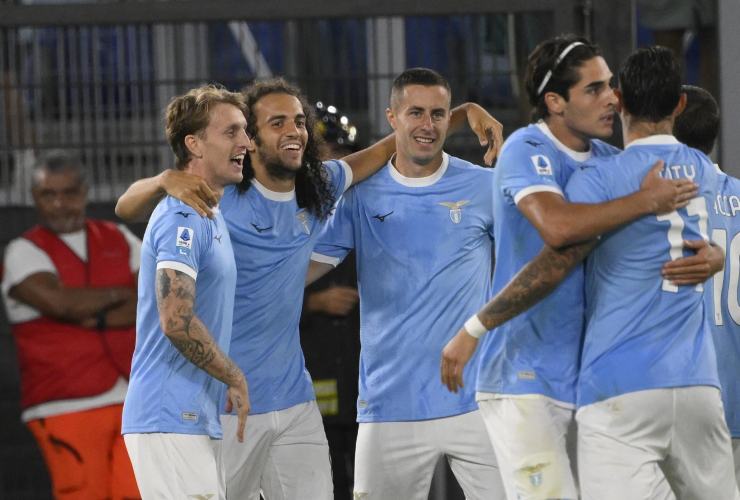 L'abbraccio dei giocatori della Lazio dopo il gol