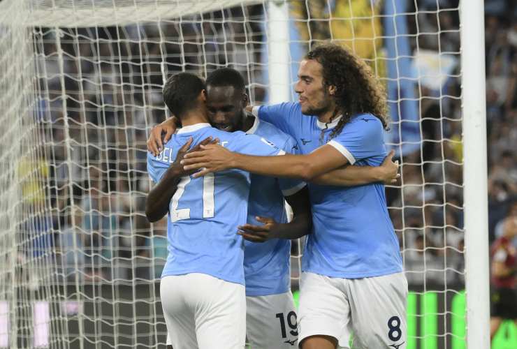 L'abbraccio dei giocatori dopo il gol