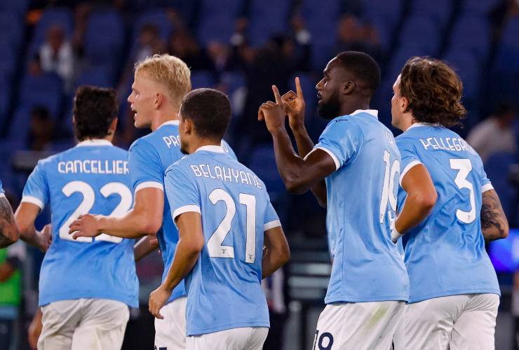 Abbraccio biancoceleste dopo un gol