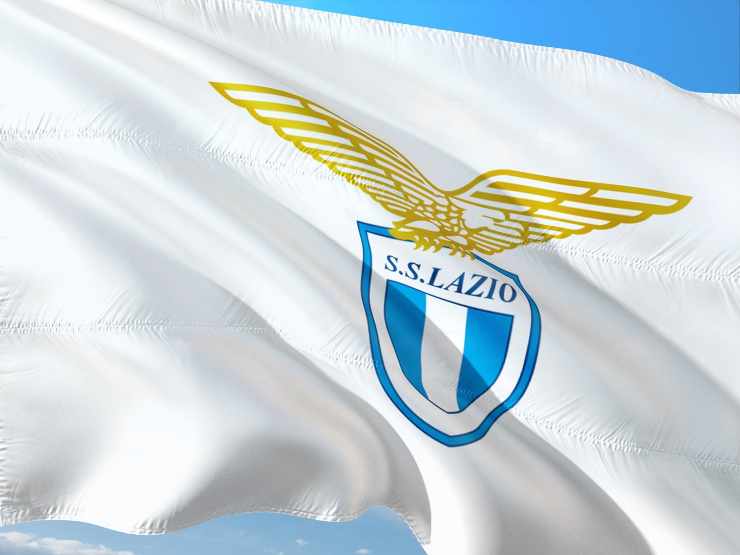 Una bandiera della Lazio che sventola