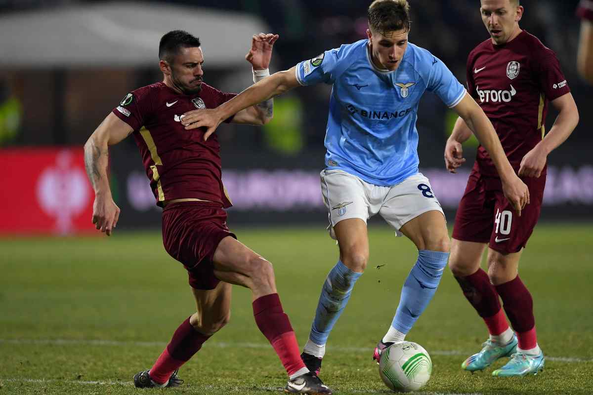 Toma Basic mentre gioca una delle sue poche partite con la Lazio