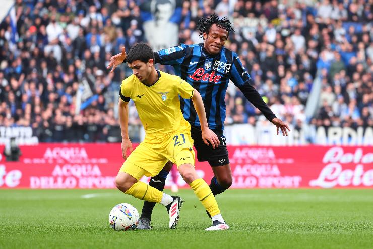 Reda Belhayane durante l'azione con l'Atalanta