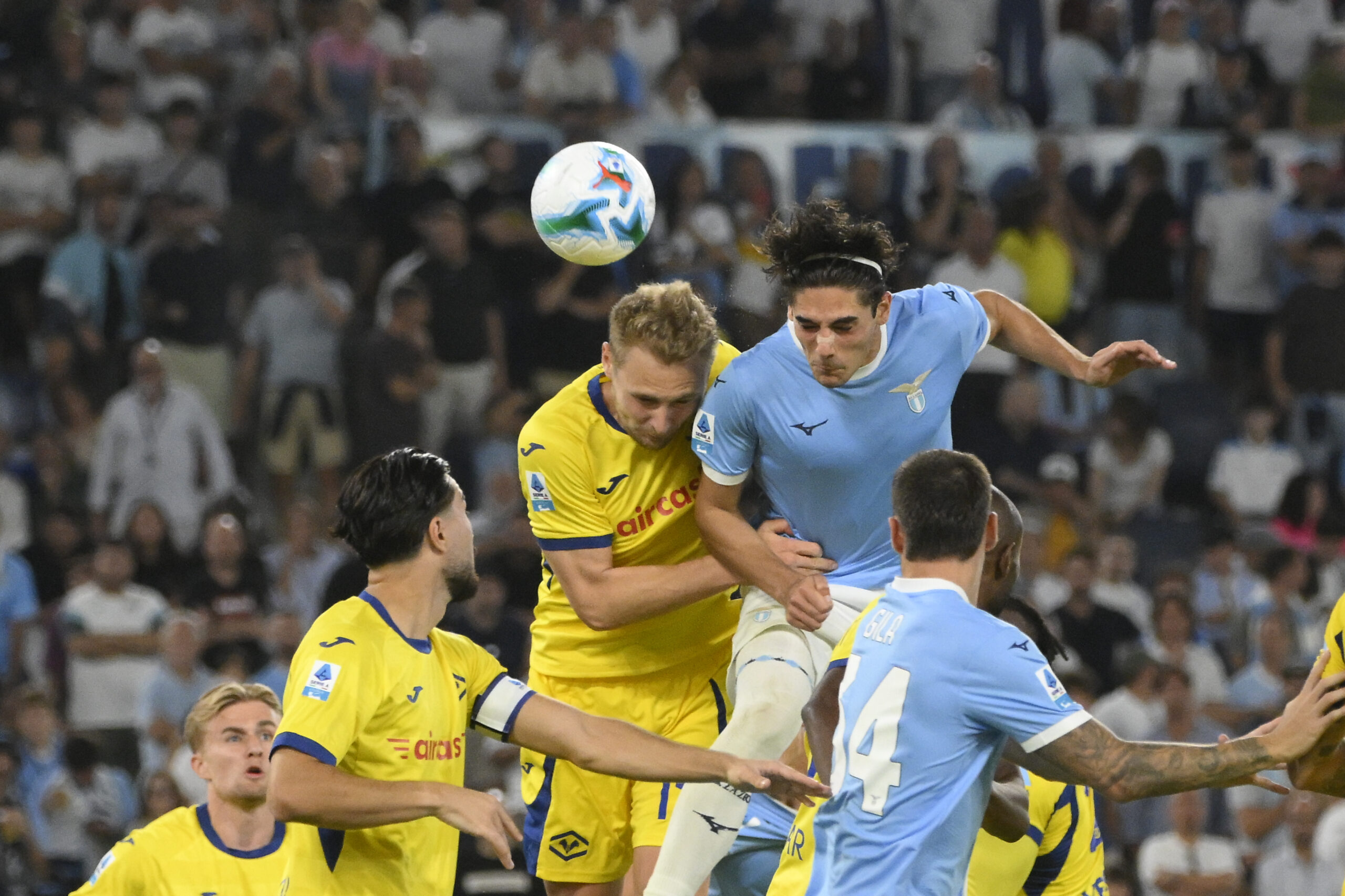 Matteo Cancellieri mentre tenta la via del gol col Verona