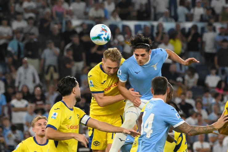 Matteo Cancellieri mentre cerca di segnare al Verona