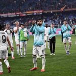 La Lazio che esulta a Marassi dopo la vittoria