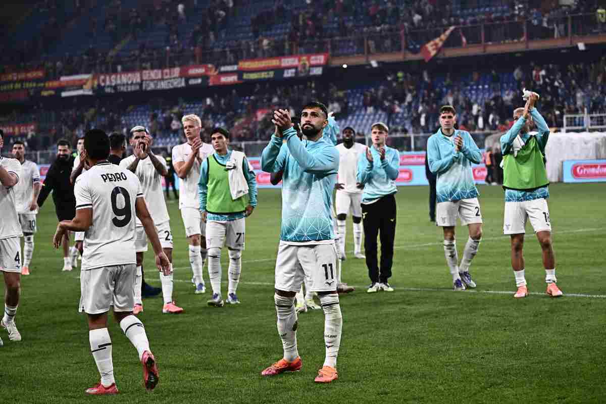 La Lazio che esulta a Marassi dopo la vittoria