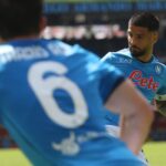 Lorenzo Insigne mentre tira una punizione
