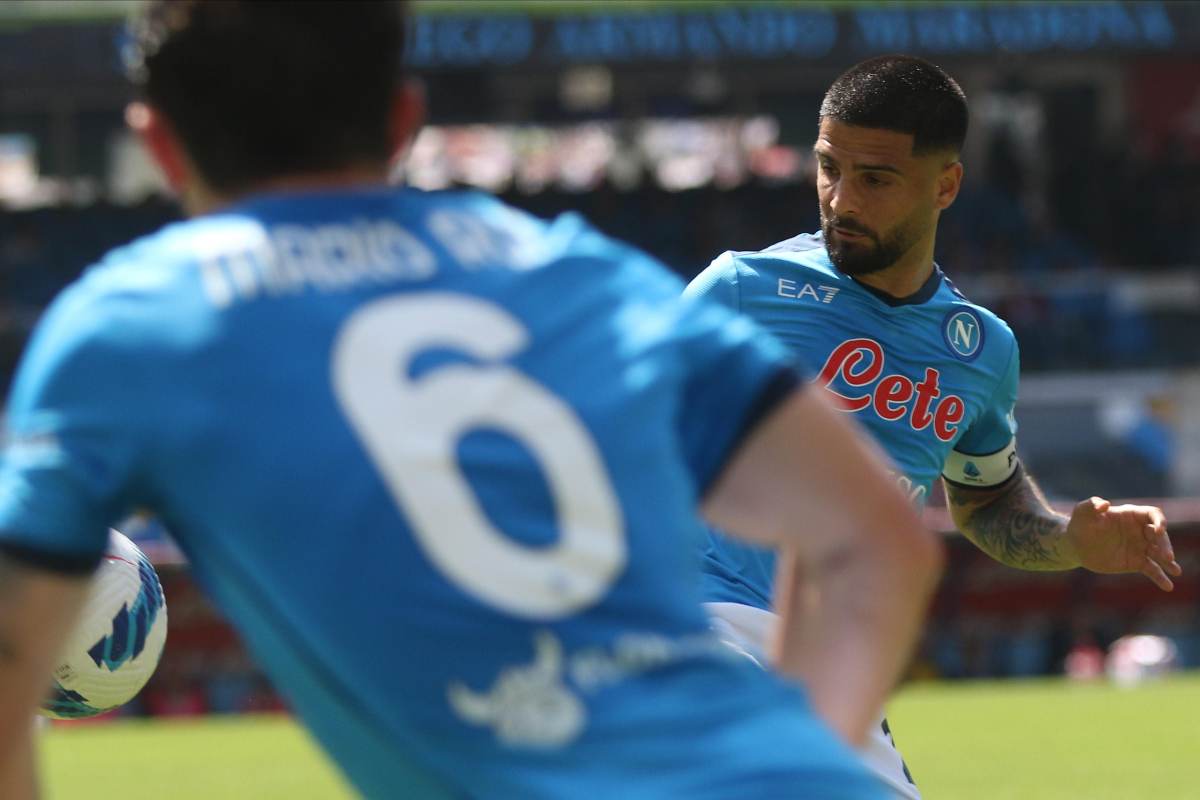 Lorenzo Insigne mentre tira una punizione