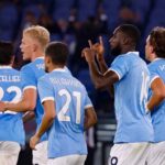 I giocatori della Lazio mentre esultano al gol di Dia col Verona