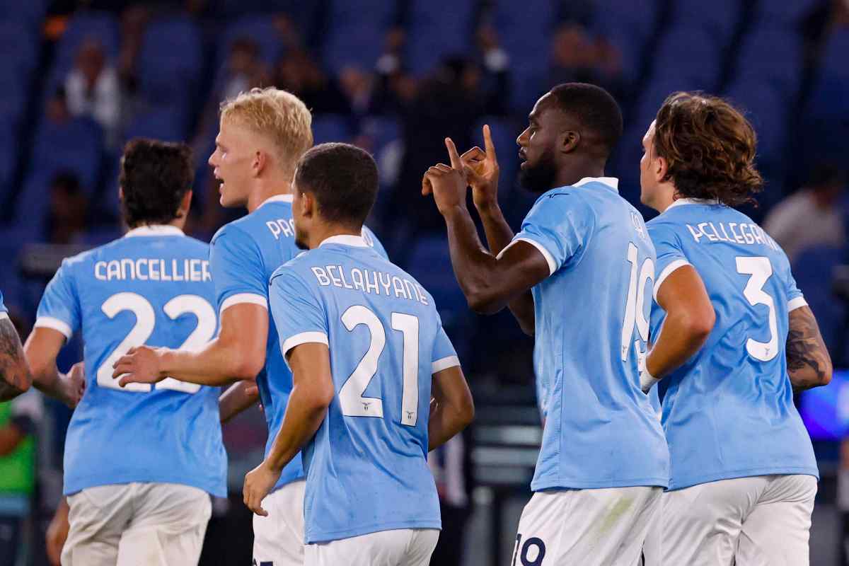 I giocatori della Lazio mentre esultano al gol di Dia col Verona