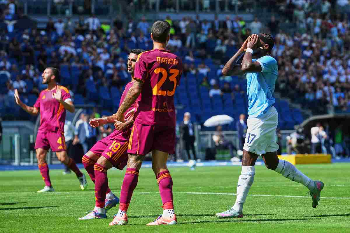 Nuno Tavares mentre si dispera per l'errore nel derby