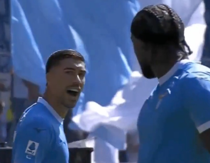 La discussione tra Zaccagni e Tavares sull'errore che ha permesso il gol alla Roma