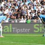 Taty Castellanos e Mattia Zaccagni durante il derby perso con la Roma